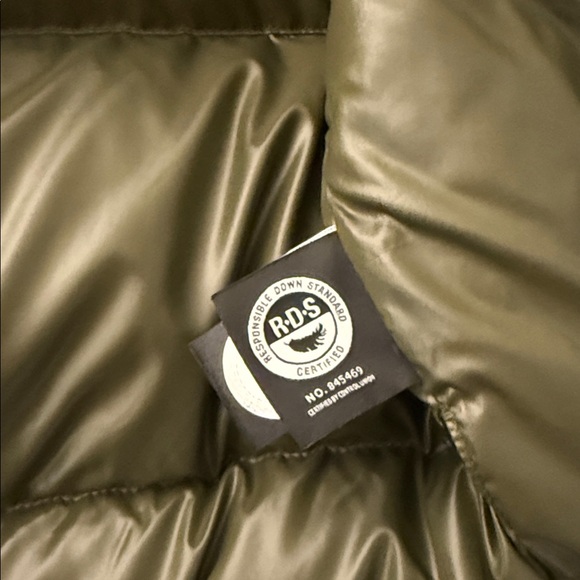 Aritzia THE SUPER PUFF™ Shorty - Hi-Gloss - Picture 7 of 9